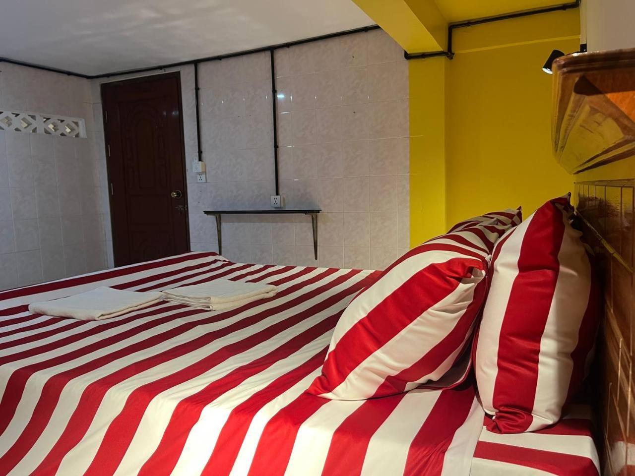 Por Chey Guesthouse Батамбанг Екстериор снимка